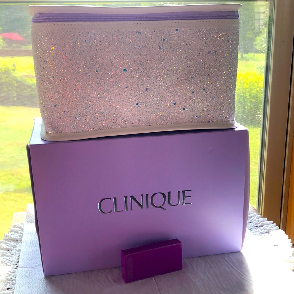 Clinique makeup box with Shadow duo